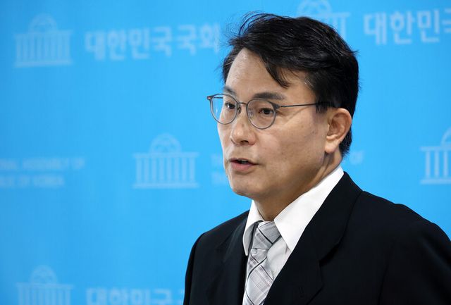 국민의힘 윤상현 의원이 26일 국회 소통관에서 현안 관련 브리핑을 하고 있다.[사진=연합뉴스]