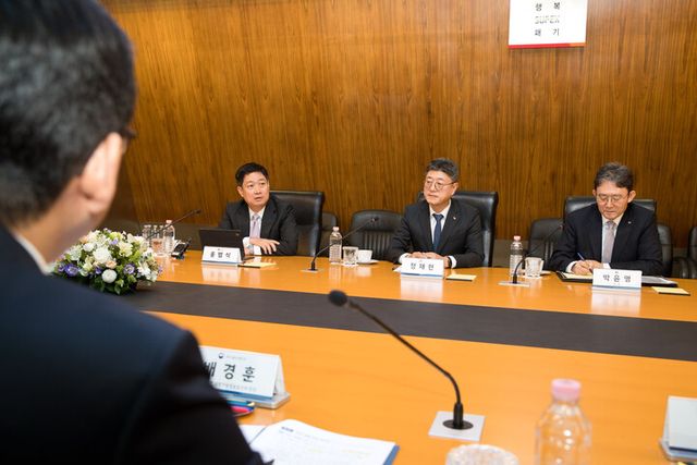 (왼쪽부터) 홍범식 LG유플러스 대표, 정재헌 SK텔레콤 대표, 박윤영 KT 대표. [사진=과학기술정보통신부]&nbsp;