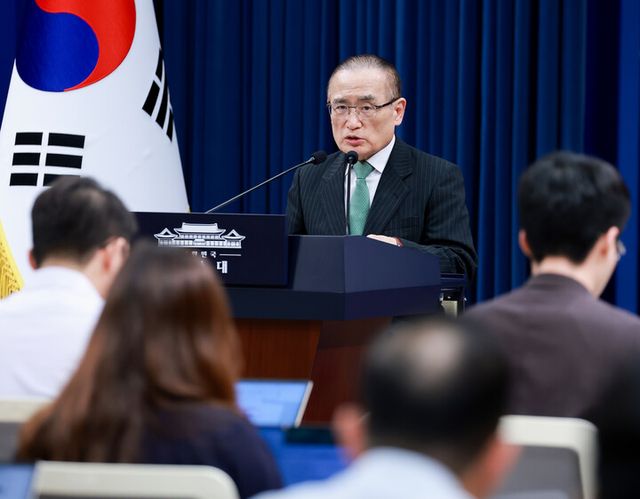 위성락 국가안보실장이 3일 청와대 춘추관 기자회견장에서 이재명 대통령의 북대서양조약기구(NATO·나토) 정상회의 참석 및 몽골 국빈 방문 관련 사전 브리핑을 하고 있다.