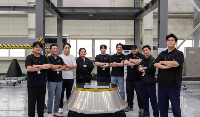 이노스페이스 직원들이 본인의 이름이 각인된 ‘한빛-나노’ 페이로드 어댑터(PLA) 상판과 함께 기념촬영을 하고 있다. [사진=이노스페이스]