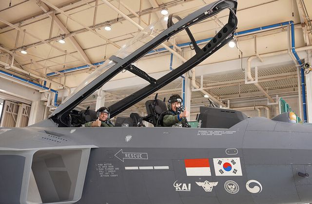 지난 4월,한국을 방한한 라시드 알샴시 UAE 공군방공사령관(왼쪽)이 KF-21에 탑승했다. [사진=KAI]