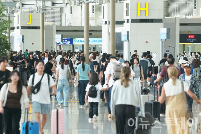 인천 영종구 인천국제공항 제1여객터미널 출국장을 찾은 많은 이용객들이 발길을 옮기고 있다. [사진=이뉴스투데이DB]
