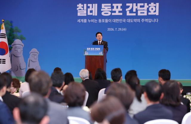 이재명 대통령이 29일(현지 시각) 칠레 산티아고 한 호텔에서 열린 동포 만찬간담회에서 인사말을 하고 있다. 이날 행사장 무대에는 초원과 푸른 하늘을 배경으로 제주 돌하르방과 칠레 이스터섬의 모아이 석상 이미지가 함께 배치됐다. 중앙에는 '세계를 누비는 동포들이 대한민국 대도약의 주역입니다'라는 문구가 걸렸다. [사진=연합뉴스]