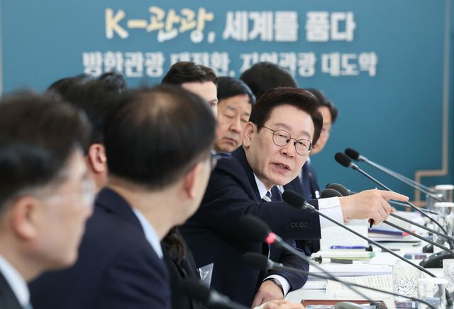 지난 2월 25일 이재명 대통령이 청와대에서 열린 확대국가관광전략회의에서 발언하고 있다. [사진=연합뉴스]
