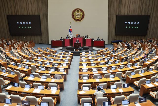 국민의힘 주호영 의원이 30일 국회에서 열린 7월 임시국회 제3차 본회의에서 검사의 보완수사권 폐지를 골자로 한 형사소송법 개정안에 대해 필리버스터(무제한 토론을 통한 합법적인 의사진행 방해)를 하고 있다.[사진=연합뉴스]