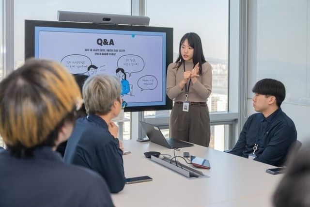 장애인 대상으로 AI데이터 품질 검증 직무를 도입해 운영중인 쿠팡 포용경영팀 직원들의 회의 모습. [사진=쿠팡]