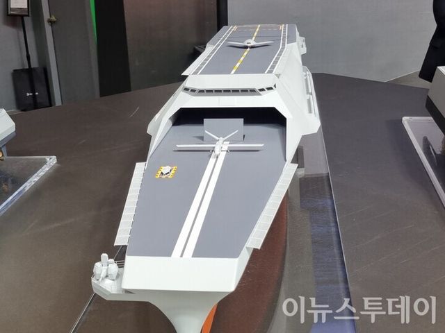 HD현대중공업이 지난해 MADEX 2025에서 미래 무인전력 모함으로 공개한 HCX-23 플러스. [사진=김재한 기자]