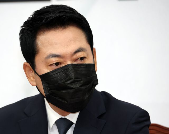 국민의힘 장동혁 대표가 6일 국회에서 열린 최고위원회의에 검은색 마스크를 쓴 채 입장하고 있다. 장 대표는 내일부터 시행되는 개정 정보통신망법의 부당함을 알리기 위해 검은색 마스크를 썼다고 밝혔다.[사진=연합뉴스]