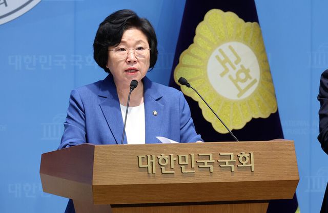 더불어민주당 국민소통위원회 위원장인 김현 의원이 7일 국회 소통관에서 이날부터 시행된 개정 정보통신망법과 관련해 기자회견을 하고 있다.[사진=연합뉴스]