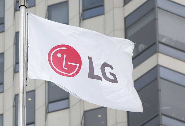 서울 영등포구 여의도 LG전자 사옥의 깃발이 흩날리고 있다.&nbsp;[사진=연합뉴스]&nbsp;