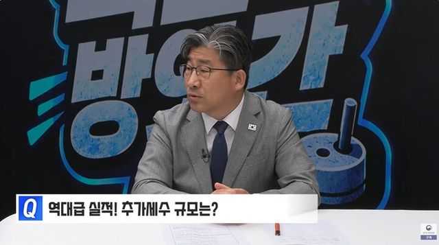 류덕현 청와대 재정기획보좌관이 7일 청와대 오픈스튜디오에서 성기홍 홍보소통수석이 진행한 유튜브 방송인 '청와대 팩트방앗간'에 출연해 질문에 답하고 있다. [사진=KTV국민방송 캡처]