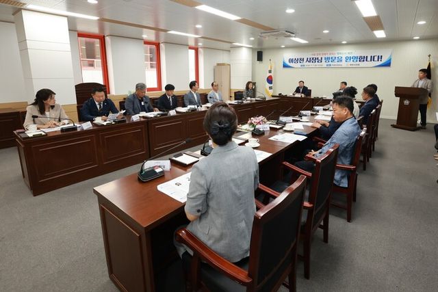 이상천 시장 의회 방문. [사진=제천시의회]