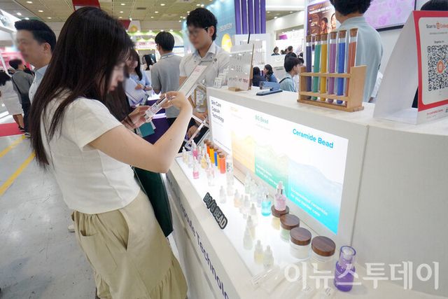 3일 오전 서울 강남구 코엑스에서 열린 ‘2026 인-코스메틱스 코리아’를 찾은 방문객이 전시된 화장품 원료를 살펴보고 있다. 2026.07.03. [사진=이뉴스투데이DB]