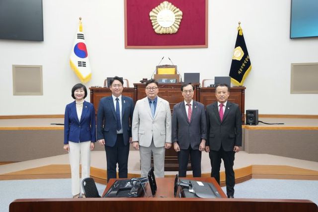 (좌측부터) 김미애 행정재경위원장, 고강섭 운영위원장, 박열완 의장, 주덕성 부의장, 전경구 복지건설위원장. [사진=중랑구의회]