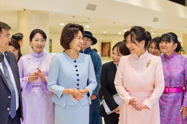 이재명 대통령과 함께 몽골을 국빈 방문한 김혜경 여사가 9일(현지시각) 울란바타르 칭기즈칸 박물관에서 오흐나 후렐수흐 대통령의 부인 롭상도르지 벌러르체첵 여사와 대화하며 이동하고 있다. [사진=연합뉴스]