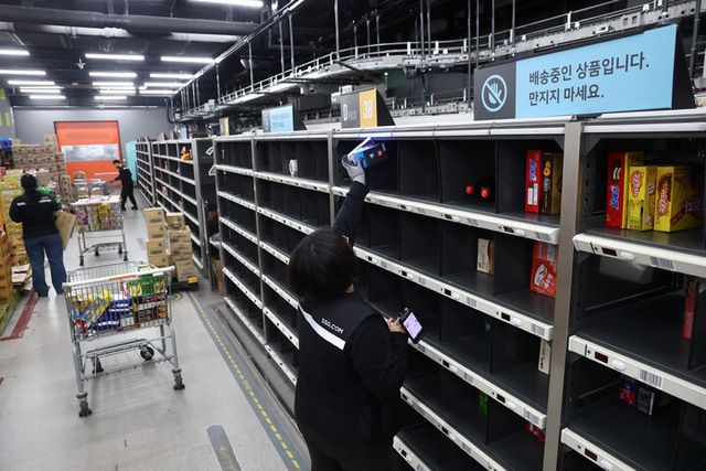 PP센터에서 주문 상품들에 대한 분류 작업이 이뤄지고 있다. [사진=연합뉴스]