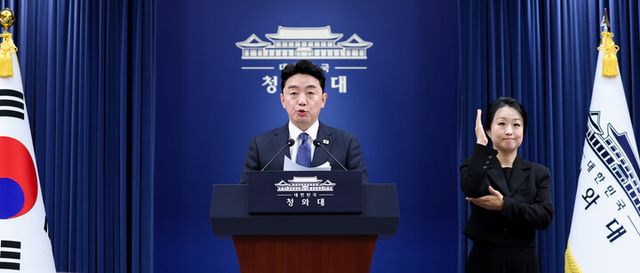강훈식 비서실장이 10일 청와대 춘추관에서 이날 열린 메가프로젝트 민관합동 제2차 점검회의 결과 브리핑을 하고 있다.
