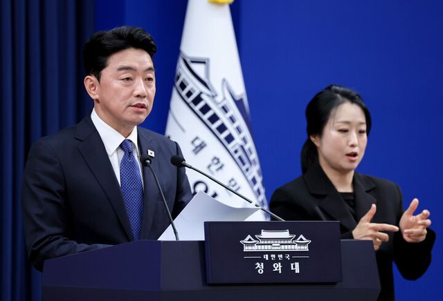 강훈식 비서실장이 10일 청와대 춘추관에서 이날 열린 메가프로젝트 민관합동 제2차 점검회의 결과 브리핑을 하고 있다. [사진=연합뉴스]