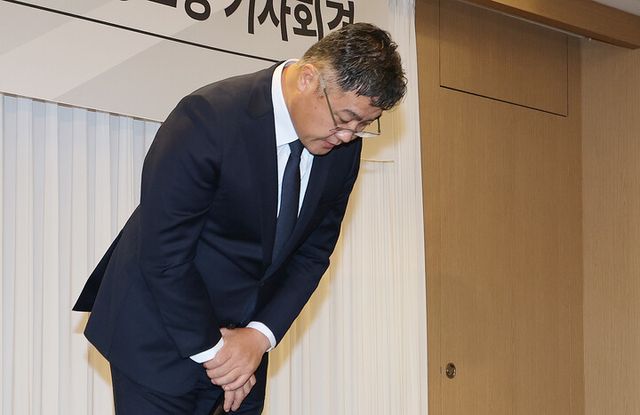 전 거래처 대표와 직원을 폭행해 논란을 빚은 러닝화 브랜드 호카(HOKA)의 국내 총판사였던 조이웍스 전직 대표인 조성환씨가 10일 서울 중구 코리아나호텔에서 기자회견을 열고 폭행에 대해 사과하고 있다. [사진=연합뉴스]