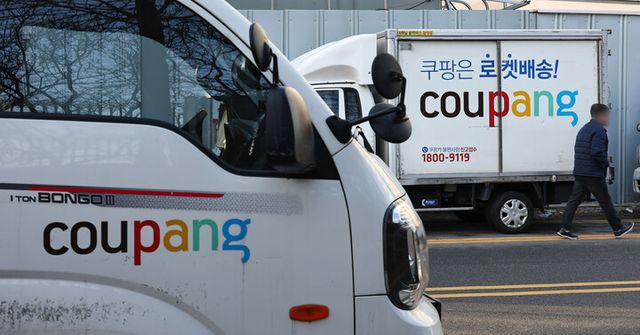 서울 시내의 한 쿠팡 물류센터의 배송차량 모습. [사진=연합뉴스]