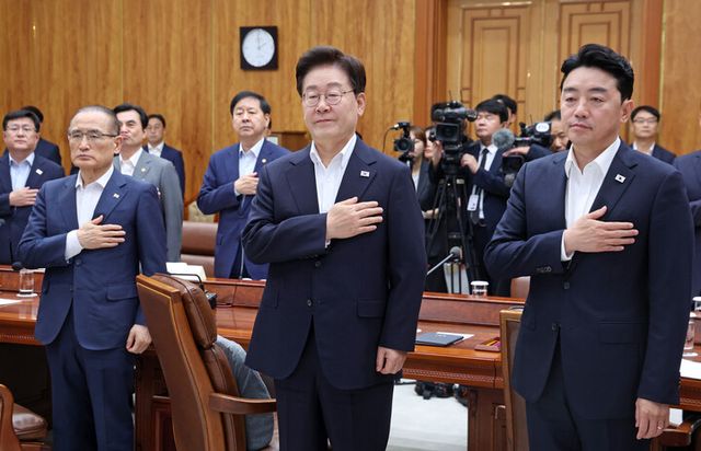 이재명 대통령이 10일 청와대에서 열린 '메가프로젝트 2차 민관합동 점검회의'에서 국민의례를 하고 있다. [사진=연합뉴스]