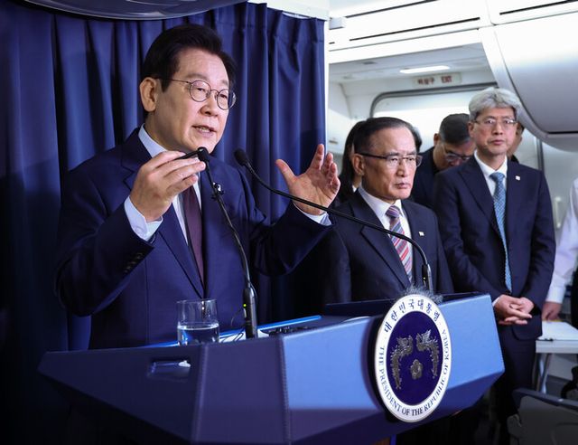 이재명 대통령이 지난해 11월 23일(현지 시각) G20 정상회의 일정을 마치고 남아프리카공화국에서 다음 방문지인 튀르키예로 향하는 공군 1호기에서 순방 기내 기자간담회를 하고 있다. (왼쪽부터) 이 대통령, 위성락 국가안보실장, 김상호 춘추관장. [사진=연합뉴스]
