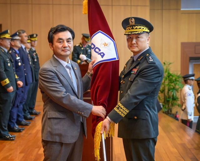 안규백 국방부 장관(왼쪽)이 3일 경기 과천 본부에서 열린 국방방첩본부 창설 행사에서 편무삼 국방방첩본부장(육군 소장)에게 부대기를 이양하고 있다.[사진=연합뉴스]