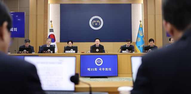 이재명 대통령이 11일 정부세종청사에서 열린 국무회의에서 발언하고 있다. [사진=연합뉴스]