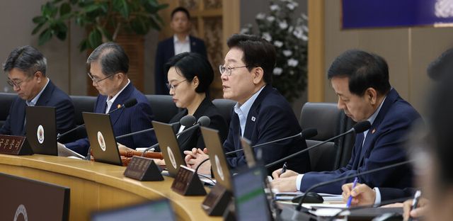 이재명 대통령이 11일 정부세종청사에서 열린 국무회의에서 발언하고 있다. [사진=연합뉴스]