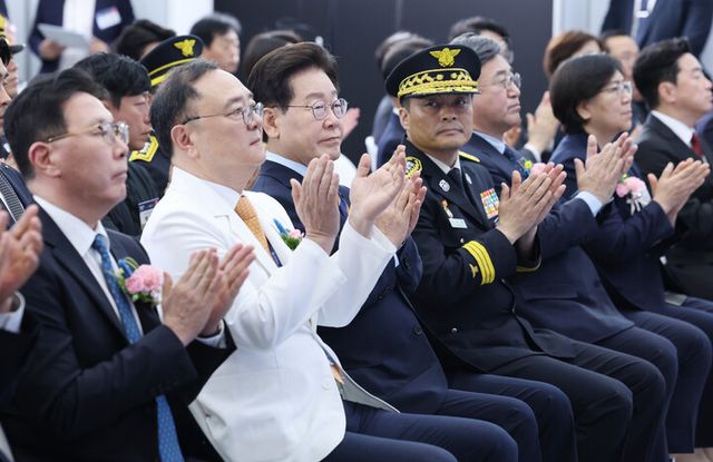 이재명 대통령이 11일 충북 음성 국립소방병원 개원식에서 박수치고 있다.&nbsp; &nbsp;(왼쪽부터) 백남종 서울대병원장, 곽영호 국립소방병원장, 이 대통령, 최용철 소방청장 직무대행, 윤호중 행정안전부 장관, 정은경 보건복지부 장관, 강훈식 대통령비서실장.&nbsp;[사진=연합뉴스]
