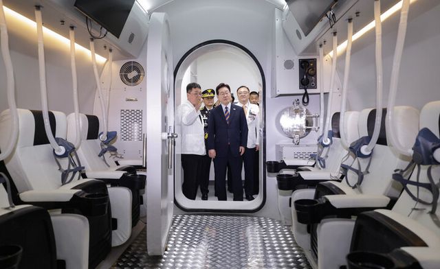 이재명 대통령이 11일 충북 음성 국립소방병원을 방문해 고압산소치료실을 시찰하고 있다.&nbsp;[사진=연합뉴스]