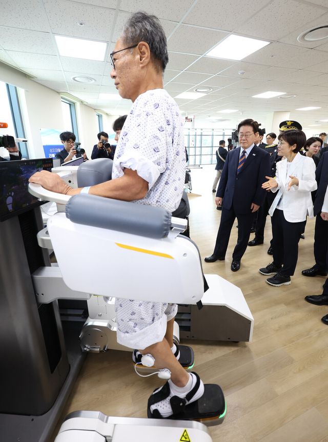 이재명 대통령이 11일 충북 음성 국립소방병원을 방문해 재활치료 모습을 지켜보고 있다. [사진=연합뉴스]