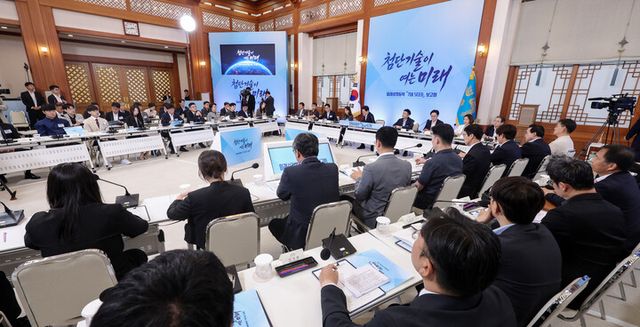 12일 청와대에서 이재명 대통령 주재로 미래성장동력 '7대 SEED' 보고회가 진행되고 있다.[사진=연합뉴스]