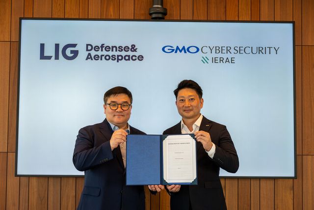 LIG D&A는 지난달&nbsp;22일&nbsp;일본 도쿄 시부야&nbsp;GMO&nbsp;인터넷 그룹 본사에서&nbsp;이에라에(IERAE)와&nbsp;‘사이버보안 분야 업무제휴 양해각서’를 체결했다.&nbsp;체결행사를 마친&nbsp;이승영&nbsp;LIG D&A&nbsp;기술혁신본부장(왼쪽)과 히코히로 린 IERAE&nbsp;최고해외사업총괄(오른쪽)이&nbsp;기념사진을 촬영하고 있다. [사진=LIG D&A]