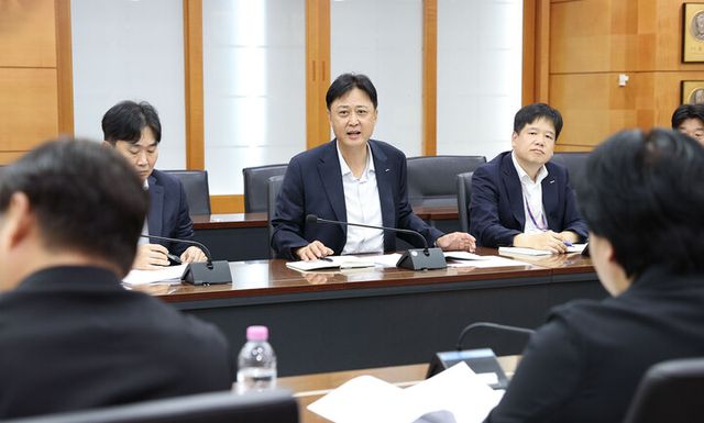 미-이란 간 무력충돌로 중동 지역 긴장이 다시 고조됨에 따라 코트라는 핵심 품목의 공급망을 중심으로 긴급 점검과 대응책 마련에 나섰다. 3일 코트라 본사에서 개최된 '4차 포스트 중동 TF 회의'에서 김관묵 부사장 겸 경제안보통상협력본부장이 회의 간 발언을 하고 있다. [사진=코트라]