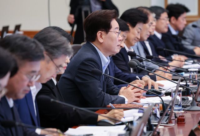 이재명 대통령이 4일 청와대에서 국무회의를 주재하고 있다. [사진=연합뉴스]