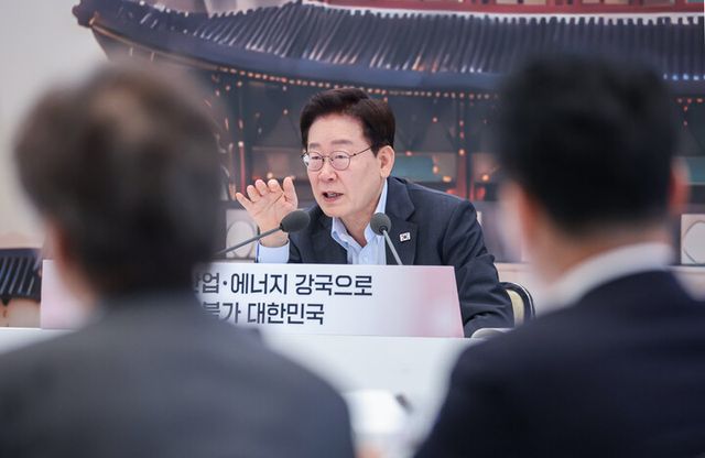 이재명 대통령이 4일 청와대 영빈관에서 열린 산업부·기후부·원안위 등에 대한 부처 업무보고에서 발언하고 있다. [사진=연합뉴스]