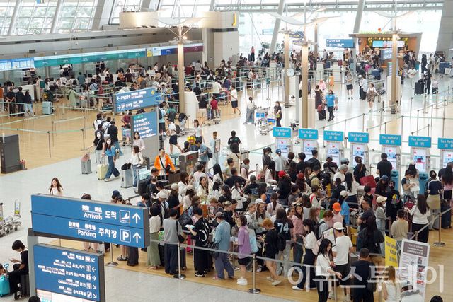 인천 영종구 인천국제공항 제1여객터미널 출국장이 많은 이용객들로 붐비고 있다.