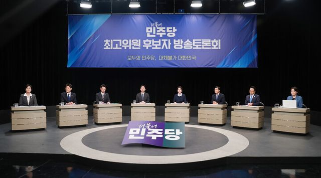 더불어민주당 최고위원 후보들이 3일 경기 부천시 OBS경인TV에서 열린 최고위원 후보자 방송토론회에 참석해 있다. 왼쪽부터 임미애·김용·김영호·한민수·최민희·이성윤·박선원·서미화 후보.[사진=연합뉴스]