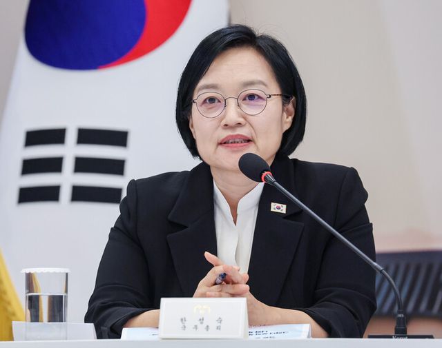 한성숙 총리가 4일 청와대 영빈관에서 열린 이재명 대통령 주재 부처 업무보고에서 보고하고 있다. [사진=연합뉴스]
