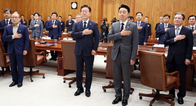 이재명 대통령이 지난 7월 6일 청와대에서 열린 메가프로젝트 민관합동 점검회의에서 국민의례를 하고 있다. [사진=연합뉴스]