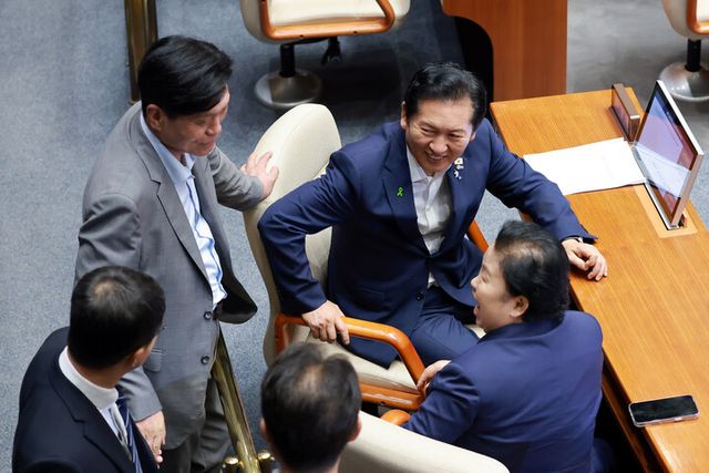 더불어민주당 정청래 당 대표 후보와 조승래·문정복 의원이 21일 국회에서 열린 7월 임시국회 제1차 본회의에서 대화하고 있다.[사진=연합뉴스]