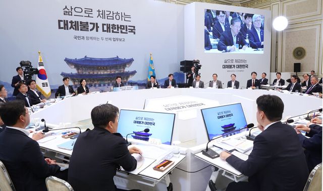 이재명 대통령이 5일 청와대 영빈관에서 행안부·경찰청·법무부·검찰청 등에 대한 부처 업무보고를 주재하고 있다. [사진=연합뉴스]