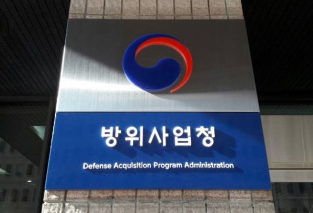 방위사업청이&nbsp;5일 청와대 영빈관에서 국방부, 병무청과 함께 열린 2026년 하반기 대통령 업무보고에서 하반기 핵심 정책 방향을 발표했다. [사진=방위사업청]