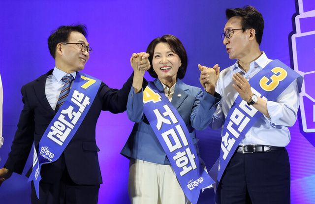 더불어민주당 김민석 당 대표 후보와 서미화·박선원 최고위원 후보가 2일 울산전시컨벤션센터에서 열린 당대표·최고위원 순회경선 합동연설회에서 대화하고 있다.[사진=연합뉴스]
