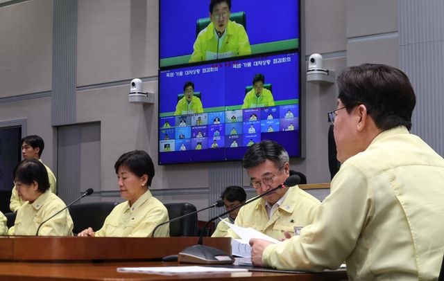 = 이재명 대통령이 6일 정부서울청사 중앙재난안전상황실에서 화상회의로 폭염·가뭄 대처상황 점검회의를 주재하고 있다.