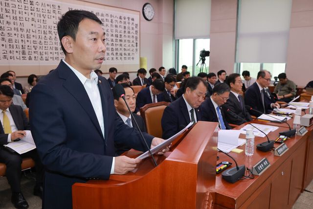 8일 국회에서 열린 법제사법위원회 전체회의에서 더불어민주당 김용민 의원이 형사소송법 개정안 제안설명을 하고 있다.[사진=연합뉴스]