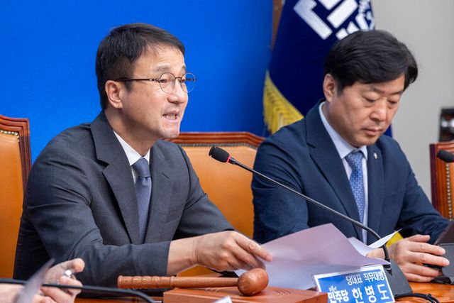 더불어민주당 한병도 당 대표 직무대행 겸 원내대표가 5일 국회에서 열린 최고위원회의에서 형사소송봅 개정, 부동산 세제 개편에 대한 실무 대비책 마련에 대해 발언하고 있다.[사진=연합뉴스]