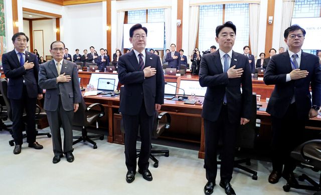 이재명 대통령과 강훈식 비서실장이 21일 청와대에서 열린 수석보좌관회의에서 국민의례를 하고 있다. [사진=연합뉴스]