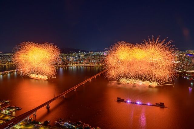 한화와 함께하는 서울세계불꽃축제 2026에서 선보인 ㈜한화의 불꽃. [사진=한화그룹]